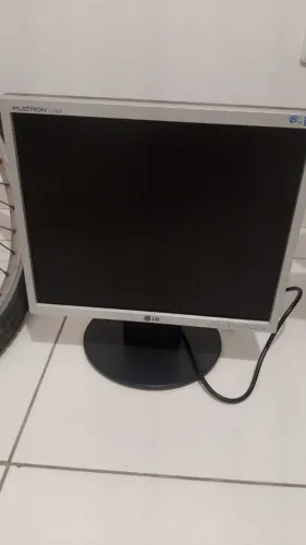 Monitor quebrado retirado de peça 
