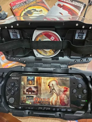 Sony PSP 3000 Impecável - Kit Colecionador com Case Logitech PlayGear Street e Jogo MK