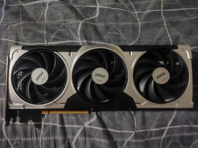Placa de vídeo RTX 5060 Triple Fan MSI
