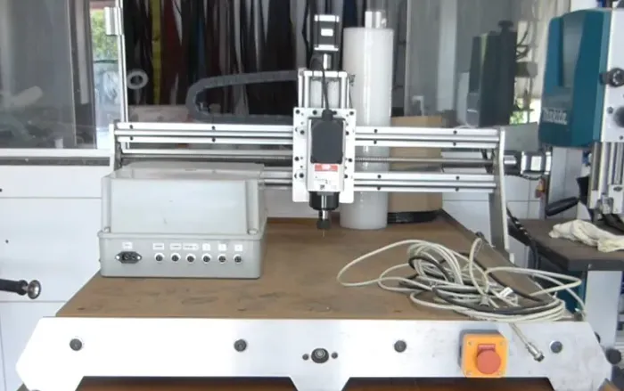 CNC Router modelo 1080 com Spindle de 2,2 CV e Fuso nos eixos