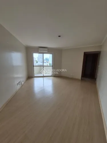 Apartamento semimobiliado com 98 m² no bairro São Pelegrino.