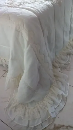 Belíssima colcha de cama de casal King toda trabalhada .dos anos 70/80.peça antiga