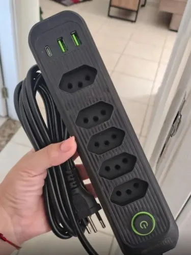 Extensão Régua Bivolt 5 Tomadas com USB e USB-C
