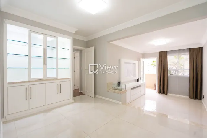 Apartamento Reformado Em Andar Alto com Sacada e Hidromassagem no Cristo Rei