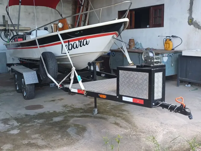 Lancha para pesca e recreio 