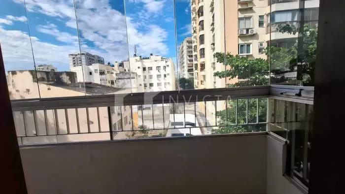 OTIMO APARTAMENTO, COM 02 QUARTOS, VARANDA , VAGA DE GARAGEM, REFORMADO,PRONTO PARA MORAR!