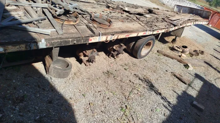 Vendo sucata de carreta semi reboque 3 eixos