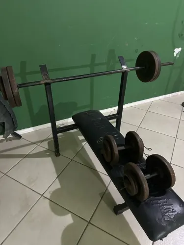 Banco supino e 70kg em pesos - academia