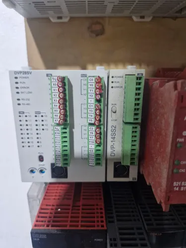 2 CLPs Delta Originais - DVP28SV + DVP-14SS2 - Funcionando