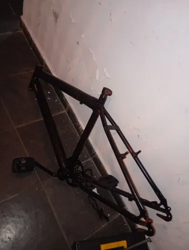 Quadro reto de bike aro 24 (não acompanha pedivela! ))