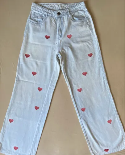 Calça jeans com corações rosa 40