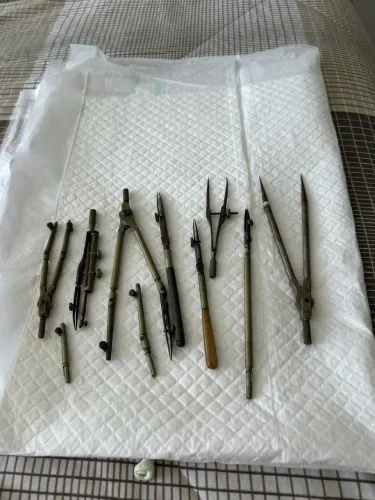 Compassos antigos com extensores para colecionador