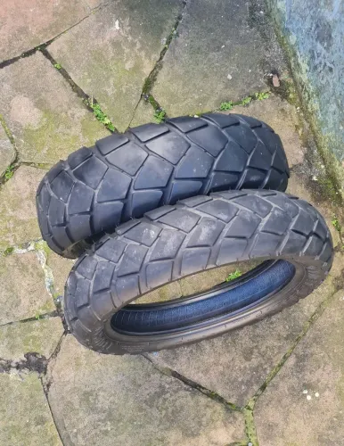 Pneus de moto Honda ADV 150. Pneus originais.