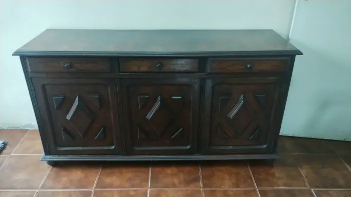 Arca/Balcão/Buffet aparador quatro gavetas e quatro portas. Marcas de uso. Madeira boa.