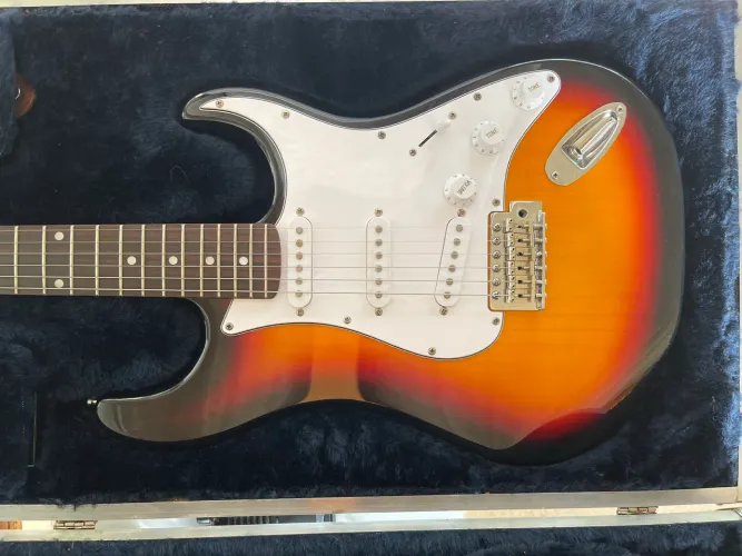Vendo guitarra stratocaster Fender (repli)