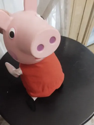 BONECA PEPPA PIG DA ESTRELA , MEDINDO 32 CM ,CABEÇA EM VINIL ,CORPO DE PANO