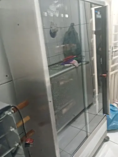 Vende-se um lote uma máquina de frango uma outra de churrasco e uma geladeira da Brahma