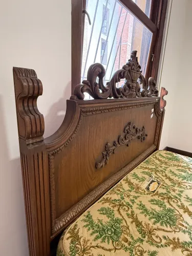 Cama de casal antiga entalhada em madeira (sem cupim)