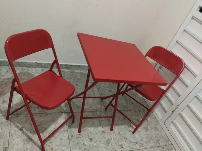 messa para boteco com duas cadeiras de ferro