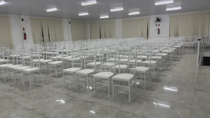 160 Cadeiras Tiffany de ferro com assento estofado
