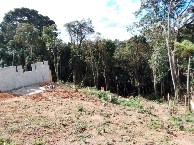 Terreno a venda c/ uma casa em obra.