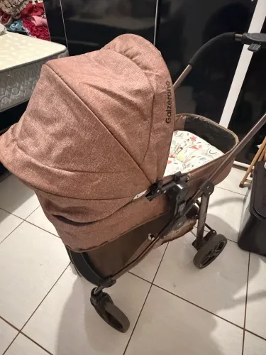 Carrinho de bebê c/ bebê conforto + base