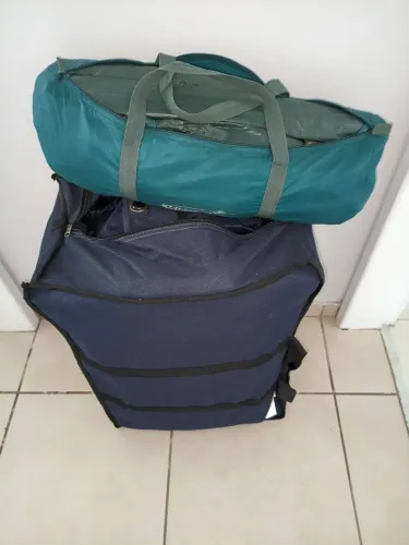 Barraca de camping e mesa de camping em lona com bancos