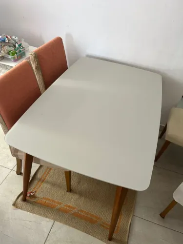 Mesa de jantar e 4 cadeiras