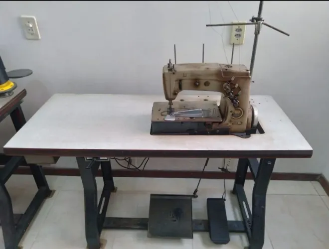 Vendo uma máquina de costura industrial colarete