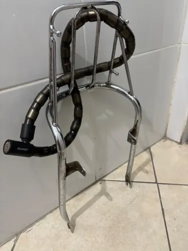 Vendo bagageiro traseiro com alça de apoio de moto Suzuki Intruder