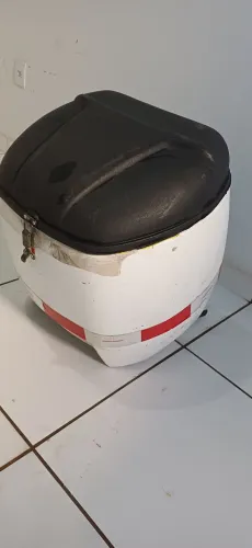 Vendo Baú da Titan 160 o baú mais o suporte ja