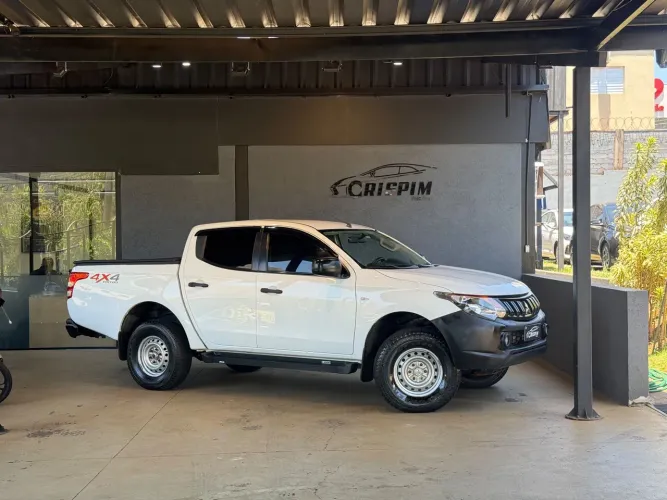 Mitsubishi L200 Triton Sport GLX 2.4 CD Diesel Mec. 2020