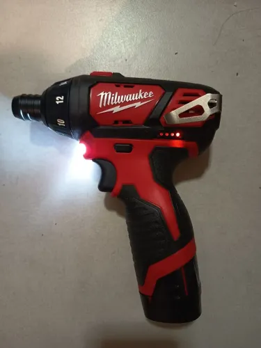 Parafusadeira Milwaukee M12 2401-20