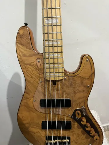 BAIXO 5 CORDAS - GARCIA BASS 4,600