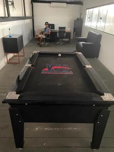 Mesa de sinuca em estado excelente