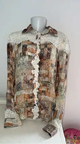 Camisa feminina da marca Marie Merci