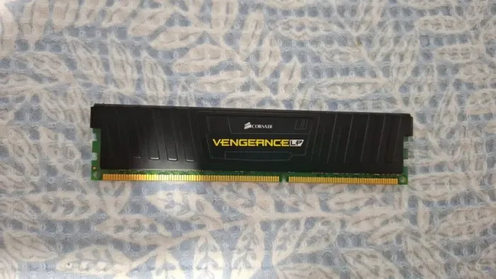 Memória RAM Vengeance LP black 8GB (1x8) Corsair CML8GX3M1A1600C10