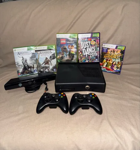 Xbox 360 slim com 5 jogos - 2 controles e kinect