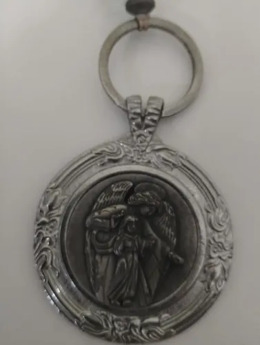Medalhão de Berço anjo da guarda, Prata Velha 5.5 cm x 7 cm a medalha.