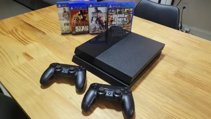 PlayStation 4 500GB 2 controles + 4 jogos originais | pouquíssimo uso