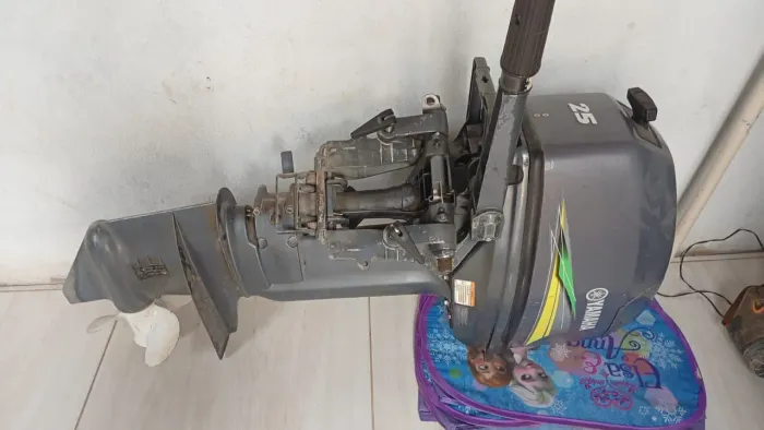 Vendo motor Yamaha 25 AHP , ano 2014 ,com taqui e mangueira e nota fiscal. 