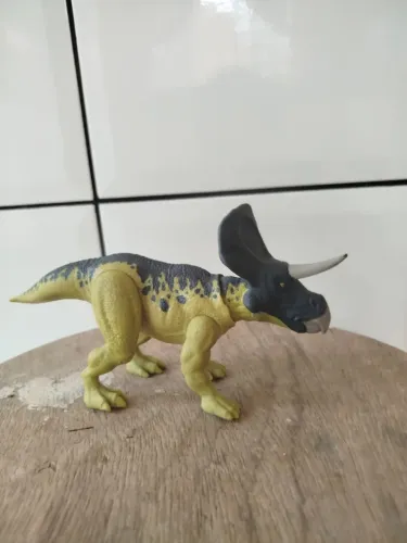 Zuniceratops Jurassic world dinossauro Mattel