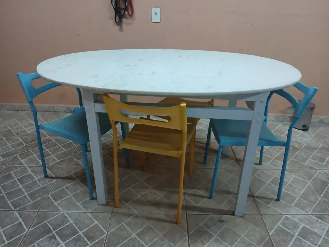 Mesa de marmore com 06 cadeiras