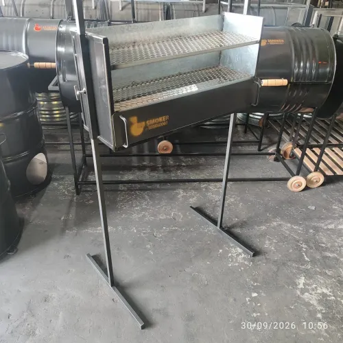 Churrasqueira de espetinhos em chapa galvanizada reforçada com pés reguláveis