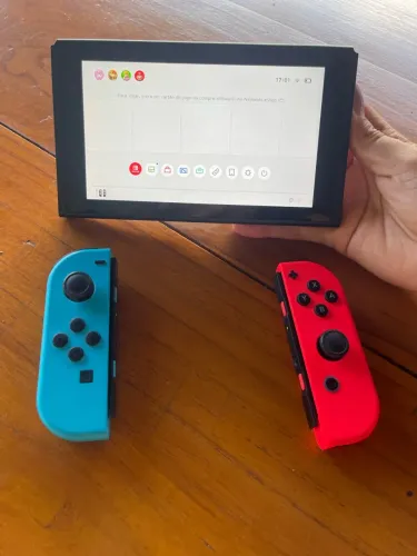 Nintendo Switch Standard (Joy-Con Azul/Vermelho Neon) + Dock e Grip Originais