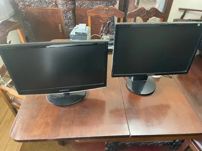 2 monitores c/ defeito