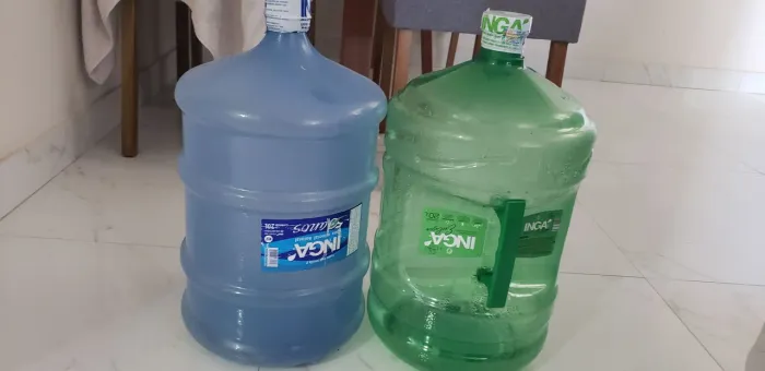 Vendo 4 galão vazio de água mineral