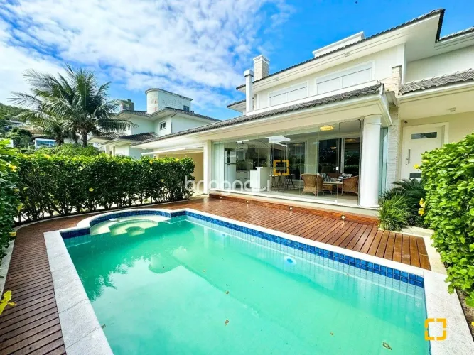 Casa em Condomínio com 381m², 3 dormitórios , 1 Suíte, no Cacupé em Florianópolis
