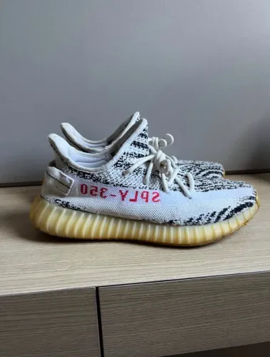 Yeezy Boost 350 v2 Zebra