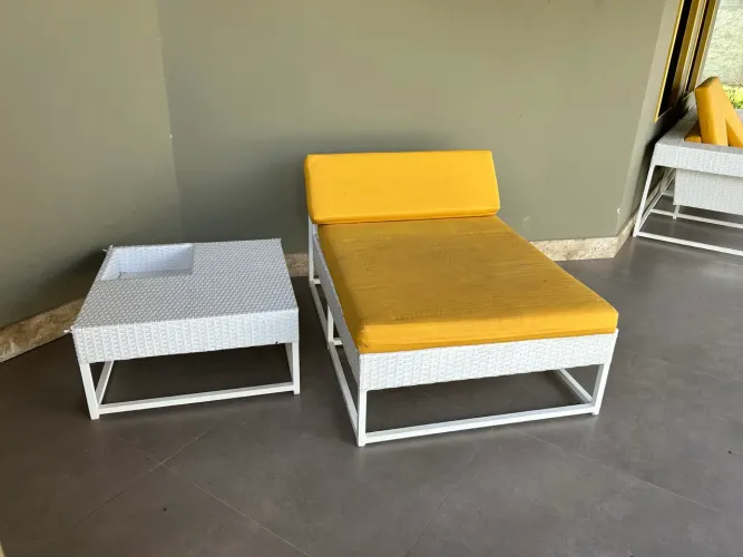 Chaise Área Externa em Fibra Sintética + Mesa de Apoio